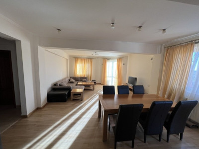 Închiriere apartament cu 4 camere intr-o vila.